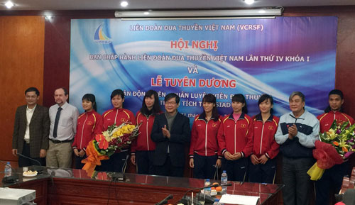 Honoring Vietnamese rowers at ASIAD 2014